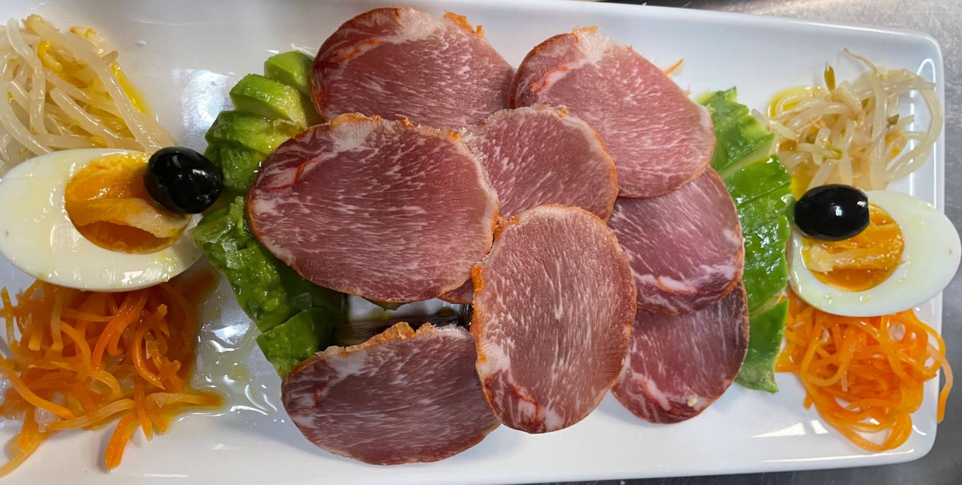 Ensalada-tomate-negro-caña-lomo-restaurante-loraida