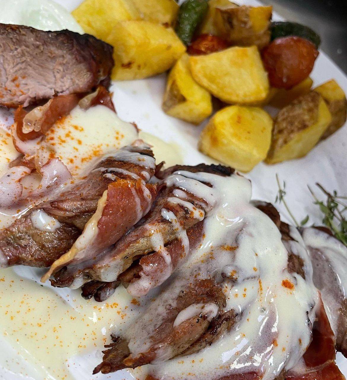Solomillo-albardado-jamón-salsa-queso-idiazabal-asador-loraida