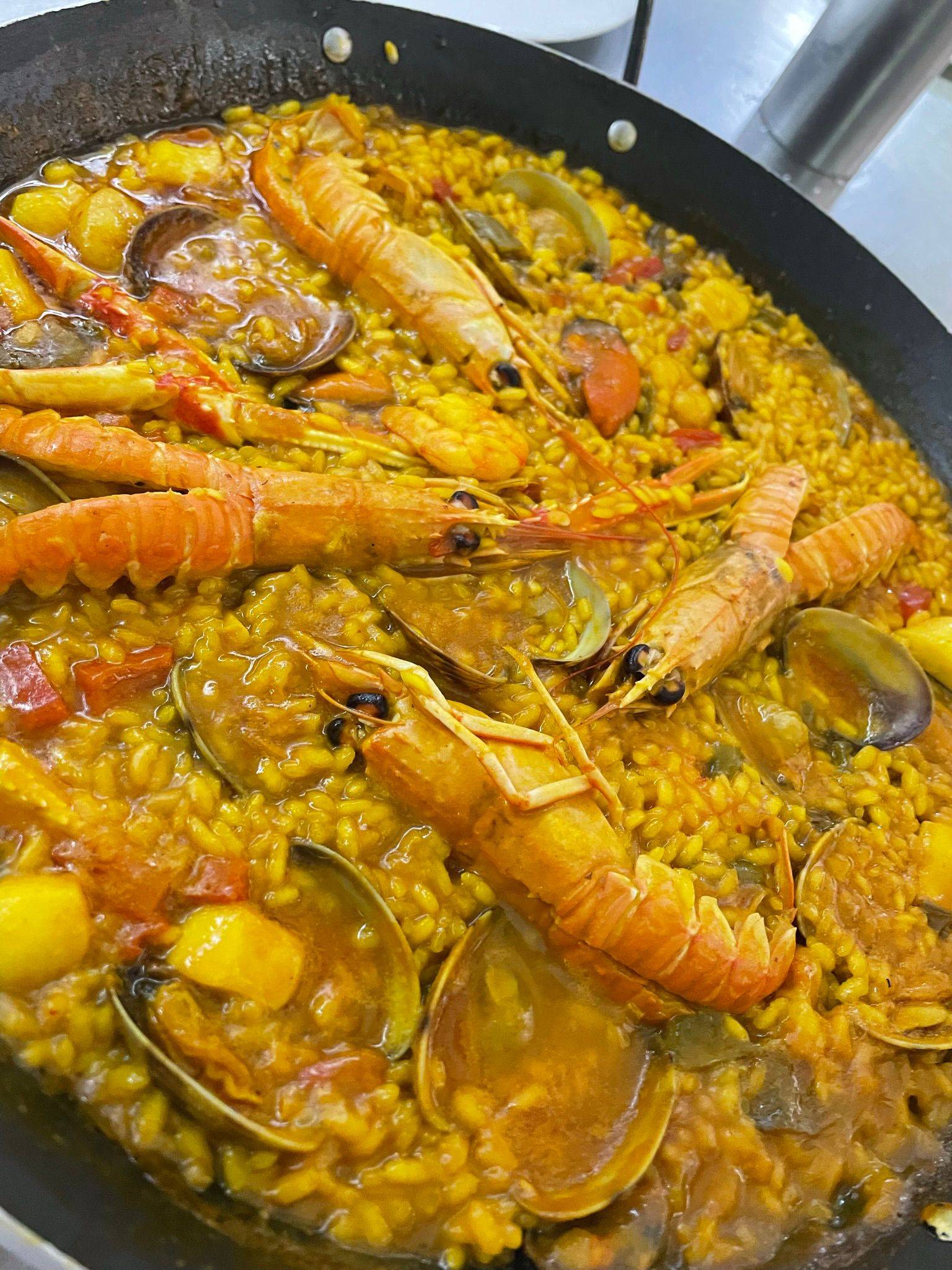 Paella-marisco-restaurante-asador-loraida