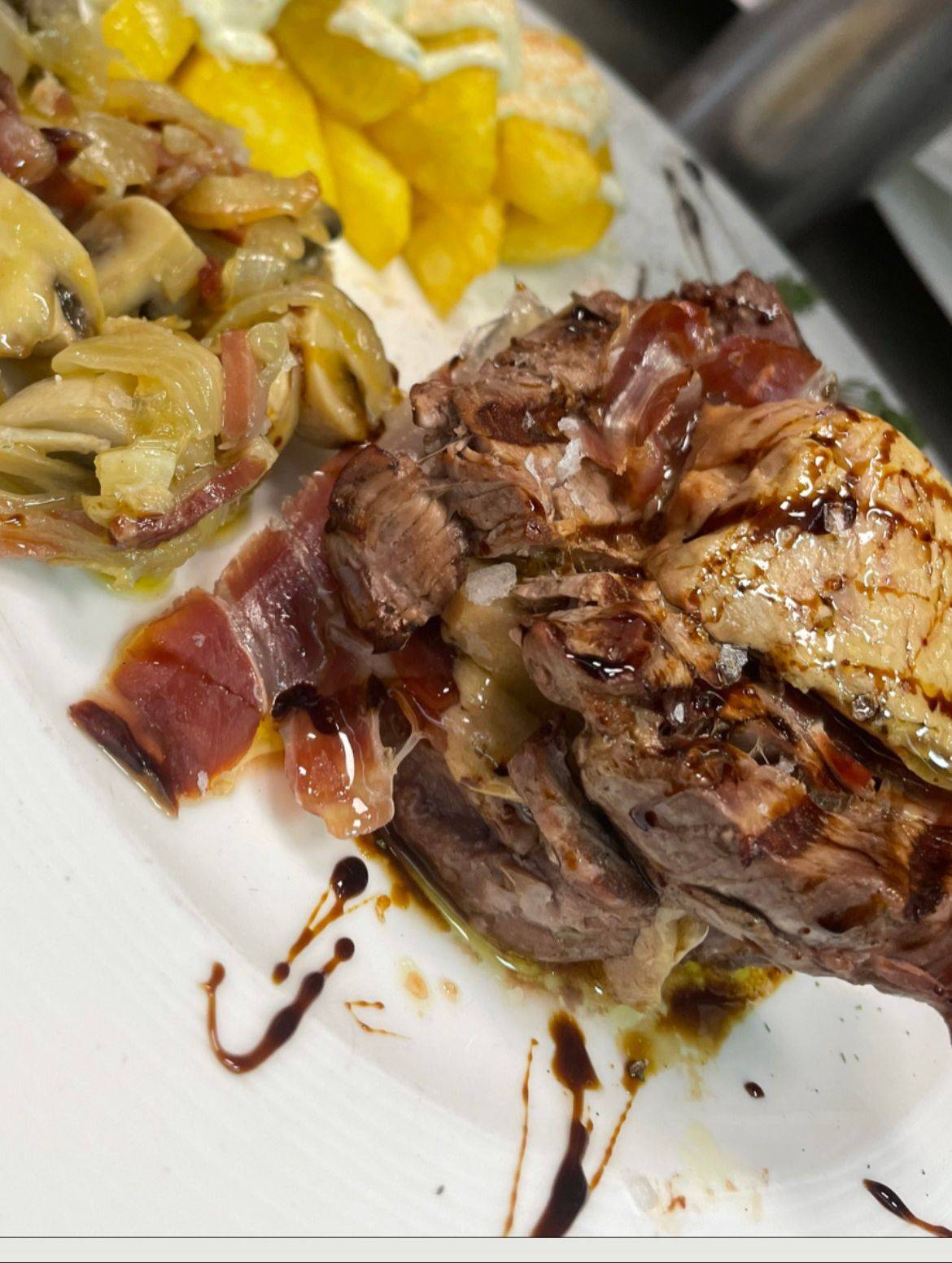 Milhojas-solomillo-ternera-jamón-ibérico-foie-restaurante-asador-loraida