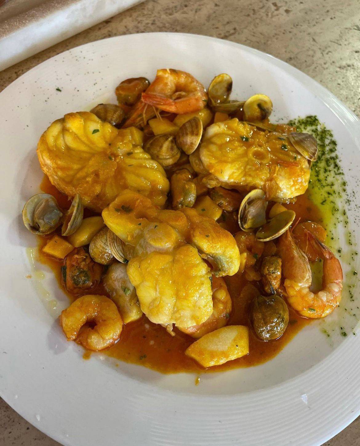 Rape-horno-almejas-gambas-salsa-americana-asador-loraida