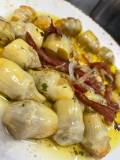 Alcachofitas-encebolladas-jamon-serrano-asador-loraida