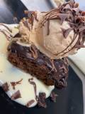 Brownie-de-chocolate-sobre-crema-inglesa-helado-turrón-Restaurante-Asador-Loraida